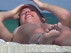 un voyeur de playa nudista filma a una chica institucion