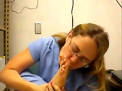 Nurse sucks toes on her break