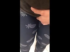 女性尿尿在菠萝瑜伽裤子
