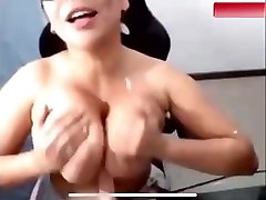 sexy latina da consolador gran trabajo de tetas y mamada