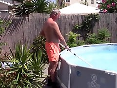 madurita regordeta chupa y folla a poolboy y se hace enorme creampie