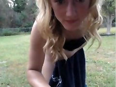 Pretty therme unterwasser blonde masturbating and squirting outside