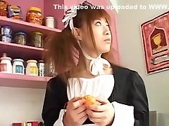 непослушный азиатская горничная, хина аидзава в горячей соло сцены мастурбации