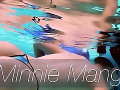 minnie take boy golpes consolador bajo el agua