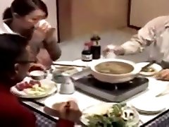 japońska dojrzała żona kusi sąsiada, aby ją uspokoić, gdy jej mąż śpi