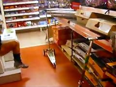 Supermarket mom and daughter competition fart