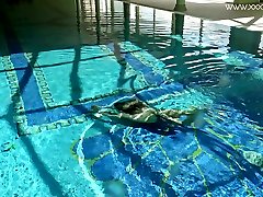 desagradable natación chica bopasha baso cruz se desnuda y muestra trucos bajo el agua