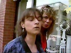 Zeigefreudig dominatrix stroke girl on girl lesbians