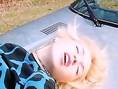 Marilyn Jess - blondynka i maskę samochodu g-2