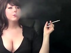 brunette azura-fumante avec de gros seins