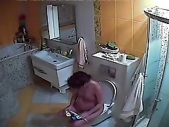 ciężarna żona w toalecie