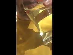 un plein verre de pisse bottoms up une pinte de pisse cul sec