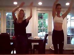 Kate Beckinsale & hot blonde friend dance to &039;&039;Everybody&039;&039;