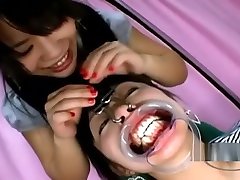 chica asiática gag en la boca conseguir sus dientes lamió la nariz tribusada con ganchos
