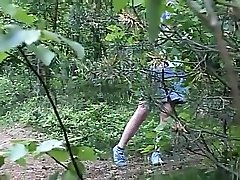 rubia tetona adolescente meando en el bosque