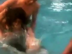 印度的女大学生的裸体在游泳池