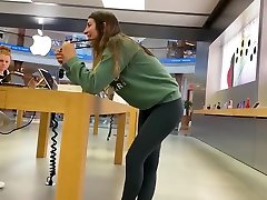 Candid Teen In Leggings At Apple Store
