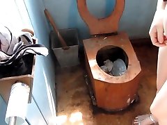 ich pisse in die russische öffentliche toilette