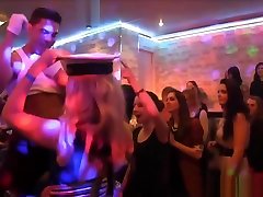 nad nimi impreza striptizerek zamienia się w dziki seks-fest