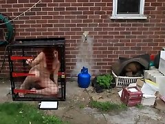 mujer desnuda en la jaula