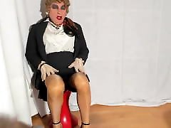 mujer elegante acariciando sus piernas nyloned