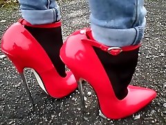 18 اینچ قرمز سکسی کفش پاشنه بلند دشنه پوشیدن زنان راه رفتن