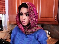 Teen in hijab gets pussy feet milking filled