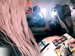 हवाई जहाज में गोरा हस्तमैथुन बिल्ली - गर्म एकल
