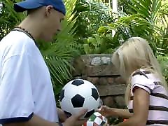 blond soccermilf pick up for outdoor sex