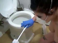 सफेद गार्डेनिया-बाथरूम राज्याभिषेक की सफाई नग्न लड़की