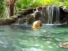 grotto piscina docce con lesbiche britney e cheyenne