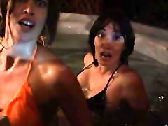 Sara Lane & Aurelia Scheppers: Sexy hot sex gold dress Girls - Jurassic