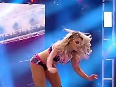 wwe - alexa bliss saltando su peyton royce