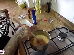 Aviva Rocks - Spicy Hot Noodle Challenge