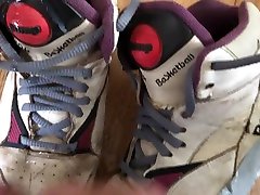 time to offload a load onto these old trashed reebok pumps