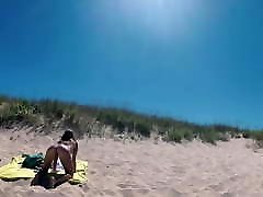 viaggi nudo-ragazza nuda su una spiaggia pubblica doninos spagna