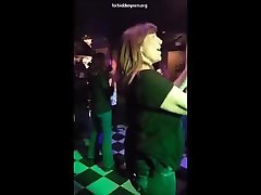 हॉट महिला एक संगीत कार्यक्रम के दौरान उसके स्तन दिखाने