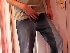 desperate lekkere kont in jeans and grey briefs