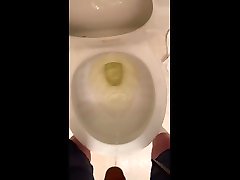 ट्रांस आदमी गांठदार शौचालय पेशाब