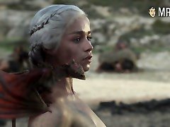 Awesome scene from GOT blonde Emilia Clarke flashing her nude body