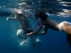 دختران برهنه در تنریف با داشتن سرگرم کننده در آب