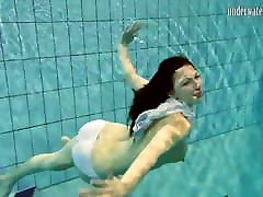 Brunette big tits teen Andrea lendir mimik in the pool