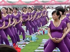 怀孕的亚洲妇女做瑜伽非色情