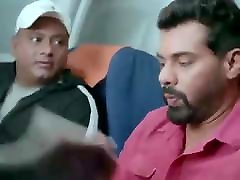 indio azafata folla nri pasajero en el avión