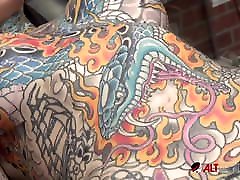tiger lilly consigue un tatuaje en la frente mientras desnuda
