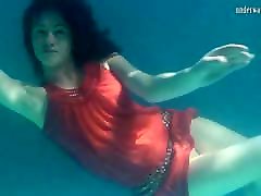红色穿着美人鱼Rusalka在游泳池游泳