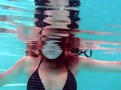 sexy subacquea rossa nikita vodorezova