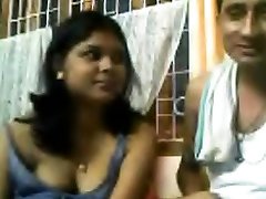 desi couple donnant un spectacle sur webcam
