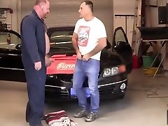 tatusiowie uprawiają seks w garażu