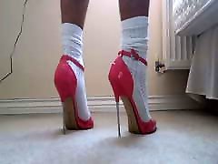 nuevos tacones rosados y calcetines blancos